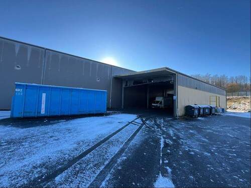 Außenansicht mit Wetterschutzhalle - 