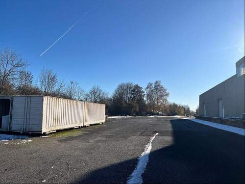 Außenansicht mit befestigten Grundstücksflächen - Halle in Breitscheid zum Kaufen