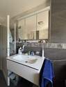 Hauptbad mit Waschtisch und Spiegelschrank - 