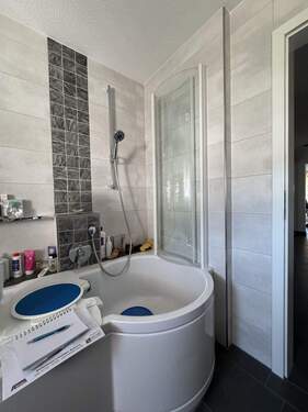 Hauptbad mit Wanne-Duschkombination - 
