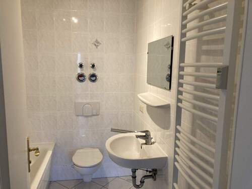 Bad mit Wanne - 