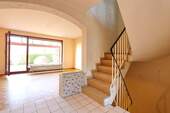 Wohnzimmer und Treppe - 