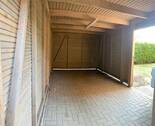 Nebenraum Carport mit Zugang zum seitlichen Garten - 