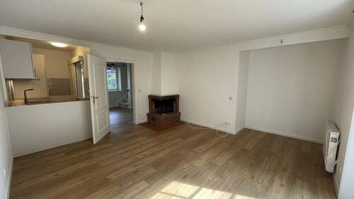 Wohnzimmer mit Kamin - Einfamilienhaus mit 100,00 m&sup2; in Bad Bevensen zur Miete