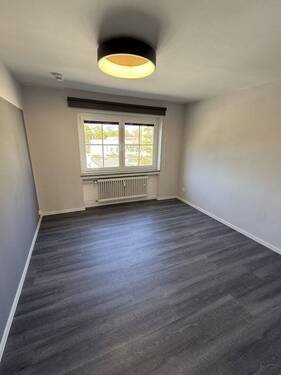 Geräumiges Schlafzimmer mit Tageslicht - 2 Zimmer Etagenwohnung in Straubing