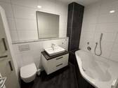 Modernes Badezimmer mit Eckbadewanne - 