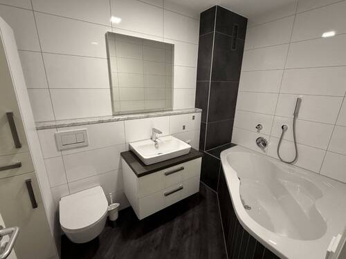 Modernes Badezimmer mit Eckbadewanne - 