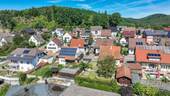 Luftbild mit Ausblick auf Wald und Felsen - 