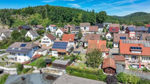 Luftbild mit Ausblick auf Wald und Felsen - 