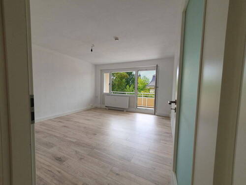 Wohnzimmer Richtung Balkon - 3 Zimmer Etagenwohnung zum Kaufen in Dresden