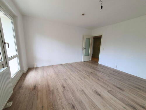 Wohnzimmer Richtung Flur - 3 Zimmer Etagenwohnung in Dresden
