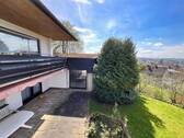 Balkon mit Blick aufs Schwimmbad - 