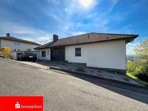 Außenansicht - Einfamilienhaus im Bungalowstil mit Schwimmbad !