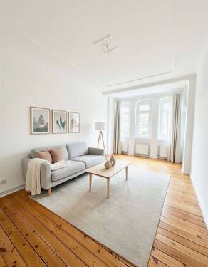 Wohnzimmer - (KI generiert) - Renovierte Altbauwohnung mit Balkon und stilvollem Wohnambiente - Bezugsfrei!