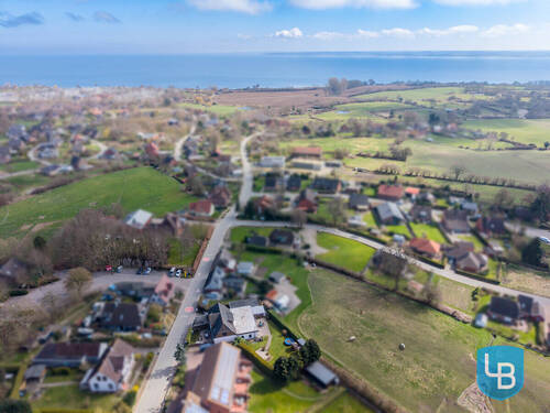 Luftbild - 9 Zimmer Mehrfamilienhaus, Wohnhaus zum Kaufen in Waabs / Kleinwaabs