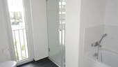 Moderne Bad mit Wanne und Dusche - 