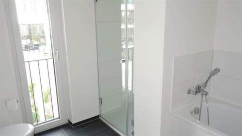 Moderne Bad mit Wanne und Dusche - 