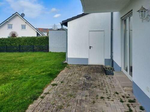 Terrasse mit Zugang zur Garage - 