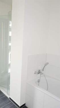 Modernes Wannenbad mit Dusche - 