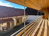 Großzügiger Balkon mit Blick auf den Hof - 