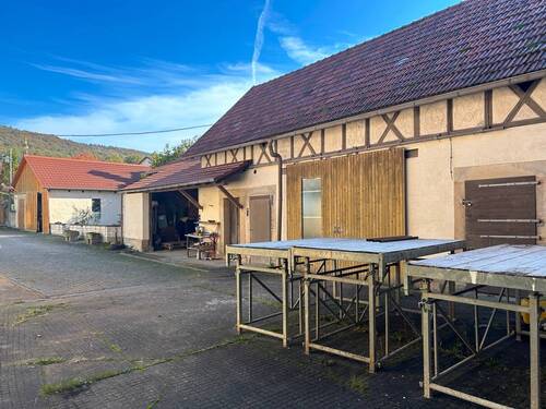 Hofbereich mit Nebengebäuden - 