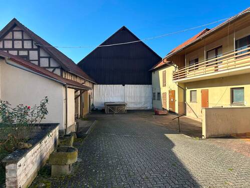Großer Hofbereich und Nebengebäude - 