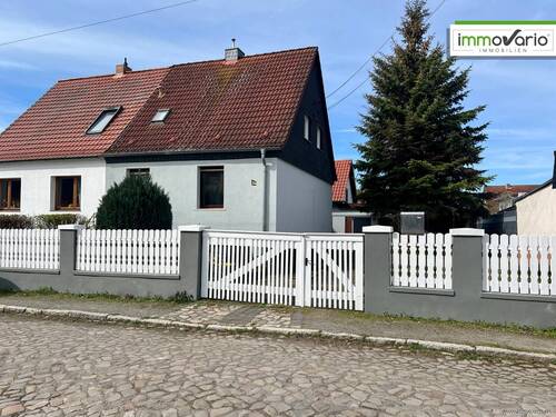 Hausansicht - Gepflegte Doppelhaushälfte mit Einbauküche und großem Garten in Ottersleben.