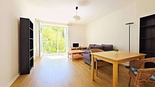 Wohnzimmer - Freie 2-Zimmer-Wohnung mit grünem Ausblick im gewachsenen Bülowkiez nahe Kleistpark in Schöneberg!