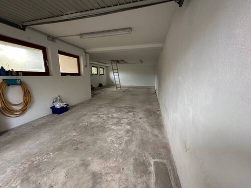 Großräumige Garage für bis zu drei Pkws - 