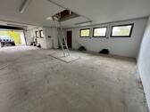 Garage mit Aufgang zum Dachboden und Ausgang zur Terrasse - 