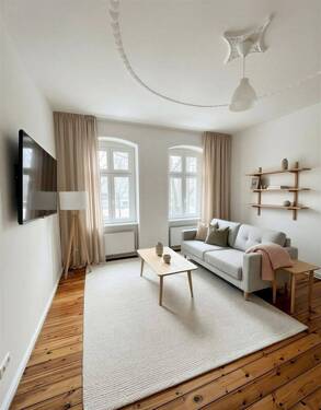 Wohnzimmer - (KI generiert) - Charmante bezugsfreie Altbauwohnung mit Balkon und klassischen Details