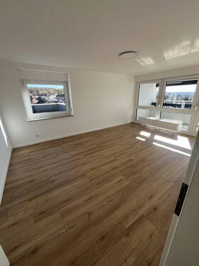 Wohnzimmer - Traumhafte Eigentumswohnung in Top-Lage - Energieklasse A, Panoramablick, Kernsaniert