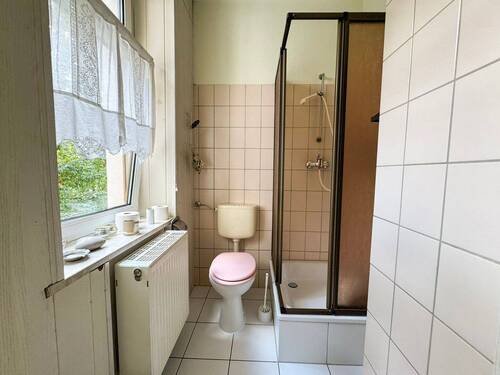 Kleines Badezimmer mit Dusche - 