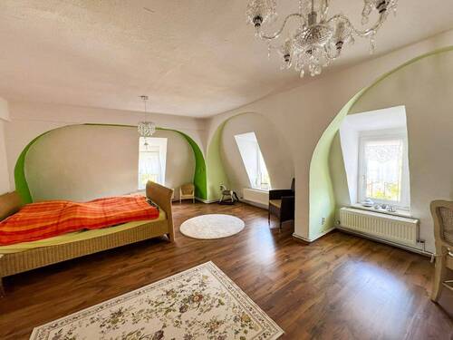 Schlafzimmer m. Nischenfenster - 