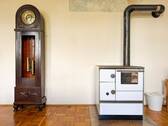 Antiker Ofen mit Standuhr - 