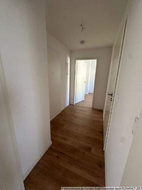 Flur - Schön sanierte 2-Raumwohnung mit offener Kü - Etagenwohnung mit 56,80 m² in Dresden zur Miete