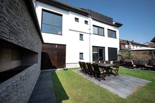 Hinteransicht - 9 Zimmer Einfamilienhaus zum Kaufen in Plankstadt