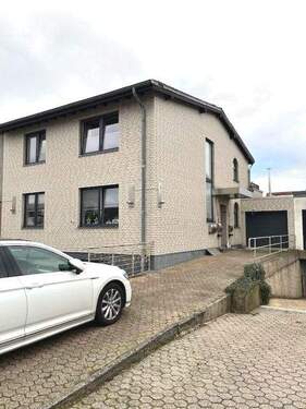 Vorder und Seitenansicht - 200 m² Eigentümerwohnung + 3 Mieteinheiten, Garage, Wintergarten uvm.