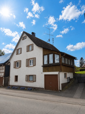 Außenansicht
- Großzügiges Einfamilienhaus mit Garten, Garage und zusätzlichem Baugrundstück
