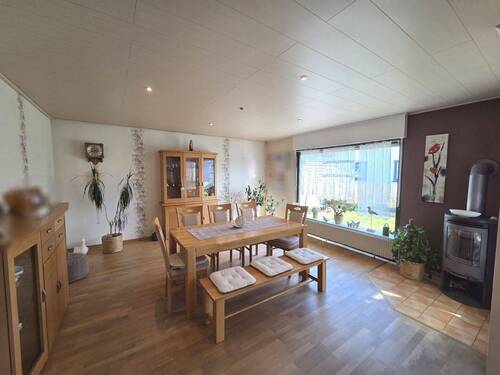 Wohn- u. Essbereich mit Holzkaminofen - 