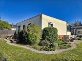 West Ansicht - Charmanter, sehr gepflegter Bungalow mit Garage und schönem Garten in begehrter Lage von Sand am Main, Wohnfl. ca. 105 m²!