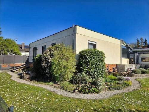 West Ansicht - Charmanter, sehr gepflegter Bungalow mit Garage und schönem Garten in begehrter Lage von Sand am Main, Wohnfl. ca. 105 m²!