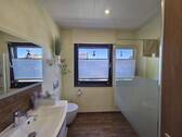 Erneuertes Bad mit bodentiefer Dusche, WC u. WM-Anschluss - 