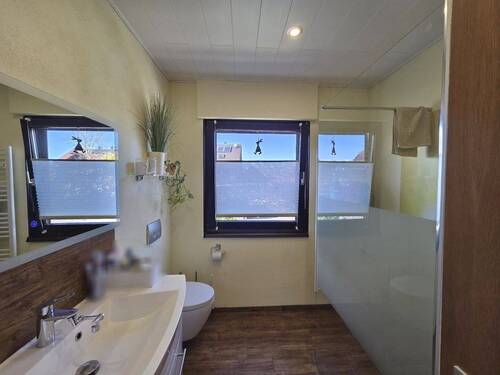 Erneuertes Bad mit bodentiefer Dusche, WC u. WM-Anschluss - 