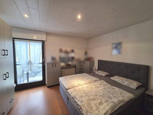 Elternschlafzimmer mit Zugang zum Wintergarten - 