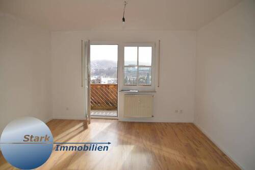 Wohnzimmer mit Balkon - Stark!!! Frisch renoviert und vermietet!