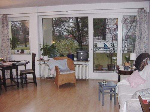 Blick zum Balkon - 1 Zimmer Etagenwohnung zur Miete in Grünwald