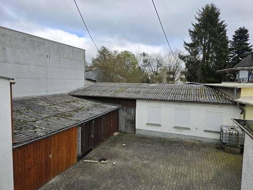 Hof mit Garagen - 