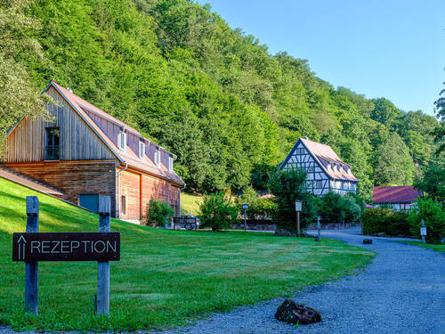 Waldhaus und Eingang - 