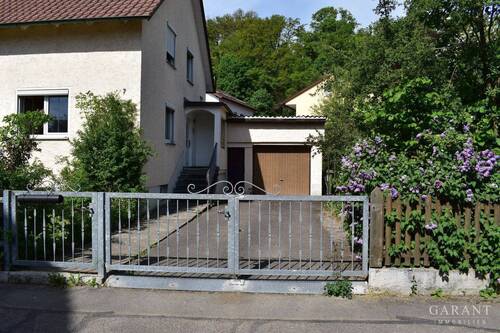 Einfahrt-Garage - 7 Zimmer Mehrfamilienhaus, Wohnhaus in Zeitlarn